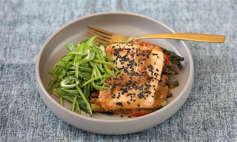 Soy baked salmon with snow pea salad | CSIRO Total Wellbeing Diet